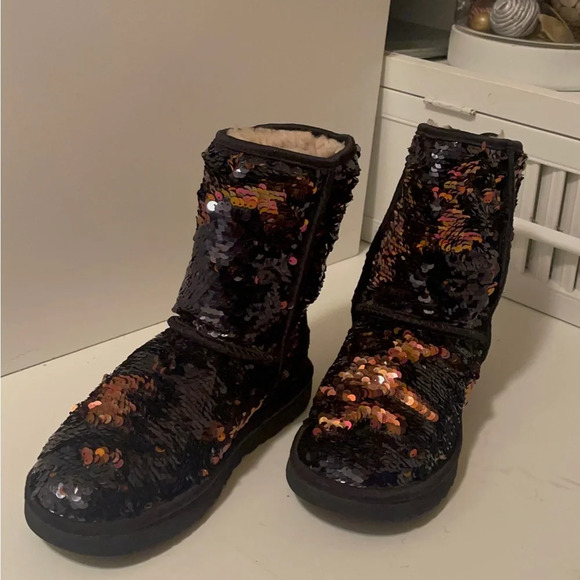 Uggs beautiful rose gold and black color sequin boots - Picture 3 of 16